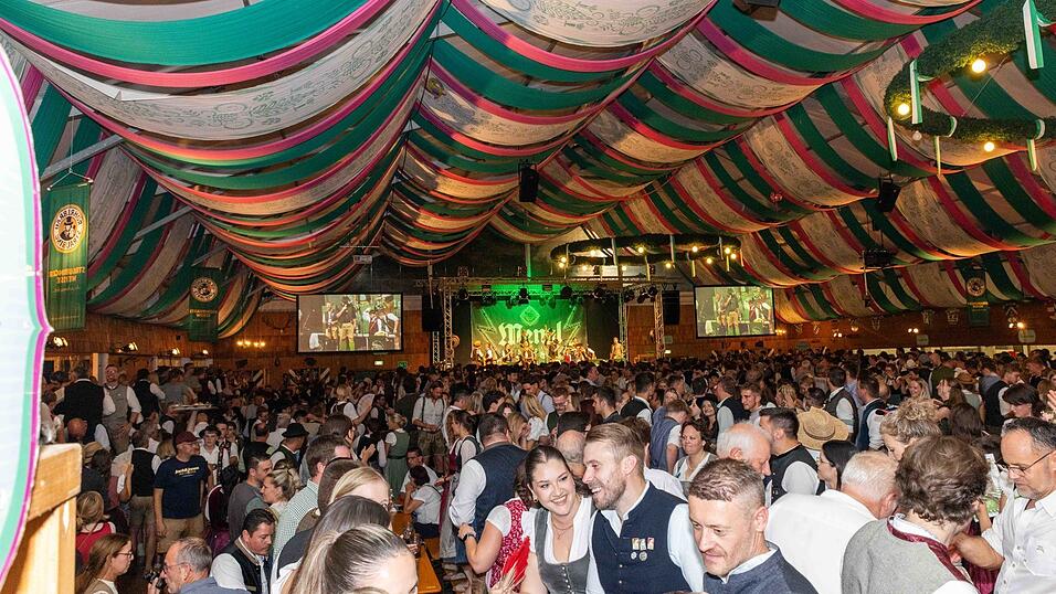 Die Partybilder vom Sonntag, 16. August, aus dem Festzelt Weckmann. Die Partybilder vom Sonntag, 16. August, aus dem Festzelt Weckmann.
