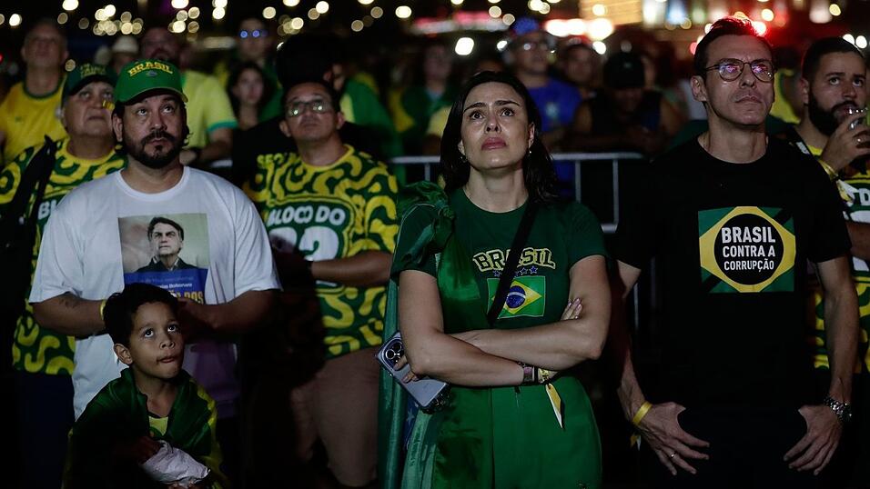 Anhänger des rechten Herausforderers Flávio Bolsonaro reagierten fassungslos. Anhänger des rechten Herausforderers Flávio Bolsonaro reagierten fassungslos.