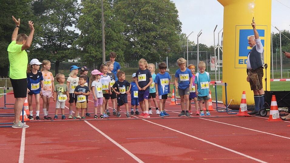 Als erste Läufer schickte Bürgermeister Dr. Albert Solleder die Mädchen und Buben der Jahrgänge bis 2015 auf die 400 Meter lange Runde durch das FTSV-Stadion.