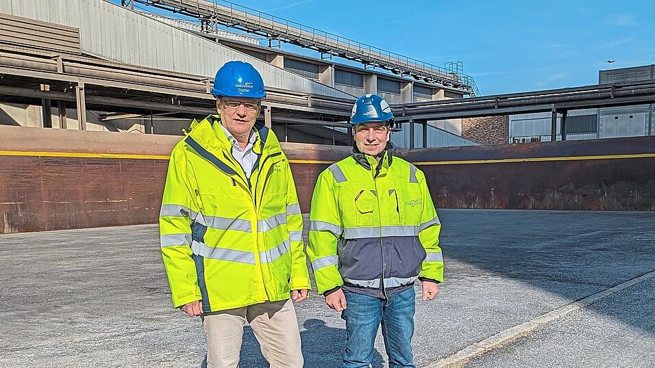 Licht und Schatten wie vor dem leeren R&uuml;benschnitzellager brachte auch die Erntesaison 2024/25 f&uuml;r die Plattlinger Zuckerfabrik. Auf die Verantwortlichen um Werkleiter Johannes Stadler und Kampagnenchef Benjamin Kirchberger warten auch in Zukunft gro&szlig;e Herausforderungen.