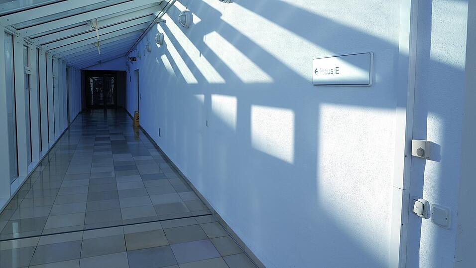 Dieser Gang führt zum E-Haus, wo unten (E1) Patienten in einer akut psychotischen Phase untergebracht sind und oben (E2) Patienten, die teils Freigänge oder sogar Arbeit haben. Dieser Gang führt zum E-Haus, wo unten (E1) Patienten in einer akut psychotischen Phase untergebracht sind und oben (E2) Patienten, die teils Freigänge oder sogar Arbeit haben.