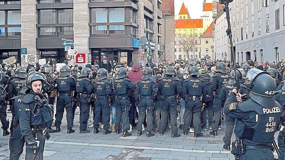Am 27. Januar 2024 kam es zu einer Blockade in der Maxstraße. Die Polizei filmte das Geschehen teilweise zur Beweissicherung ab. In einem Verfahren im Nachgang konnte eine wichtige Aufnahme aber nicht gefunden werden. Der Verbleib ist weiter unklar.