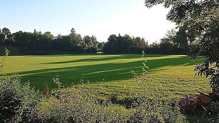Die spätsommerliche Schloss-Asch-Wiese wartet schon auf das jährliche Feuerwerk zur Herbstschau und auf das Drachensteigenlassen.