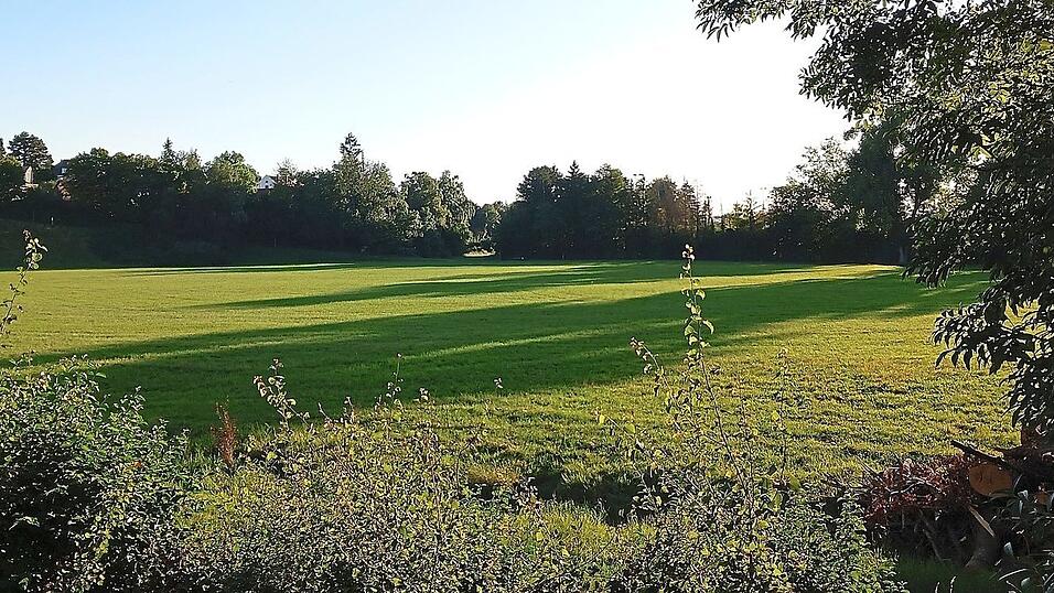 Die spätsommerliche Schloss-Asch-Wiese wartet schon auf das jährliche Feuerwerk zur Herbstschau und auf das Drachensteigenlassen. Die spätsommerliche Schloss-Asch-Wiese wartet schon auf das jährliche Feuerwerk zur Herbstschau und auf das Drachensteigenlassen.