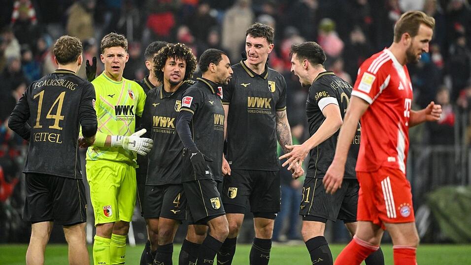 Die Bayern um Harry Kane (r) schlichen als Verlierer vom Platz.