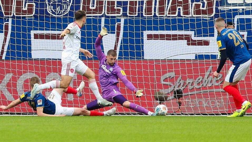 Nürnbergs Julian Justvan (2.v.l) trifft zum 1:0. Nürnbergs Julian Justvan (2.v.l) trifft zum 1:0.