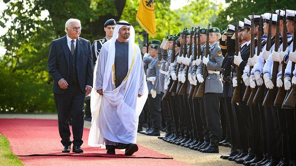 Bundespräsident Steinmeier begrüßt seinen Gast vom Golf mit militärischen Ehren Bundespräsident Steinmeier begrüßt seinen Gast vom Golf mit militärischen Ehren