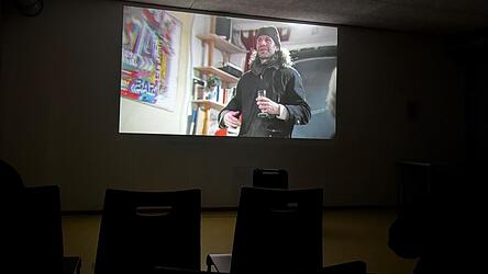 Jakob Friedl steht im Zentrum des Films von Werner Damb&ouml;ck. Bei der Premiere blieben viele St&uuml;hle leer.