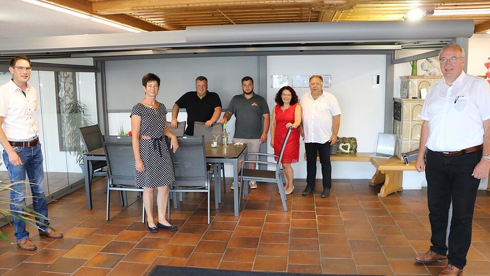 Landrat Franz Löffler (r.) stattete dem Betrieb ASS-Terrassenwelt und der Familie Alois Schmid einen Besuch ab. Links Tobias Galli und Isabella Bauer vom Referat Wirtschaftsförderung beim Landratsamt Cham. Landrat Franz Löffler (r.) stattete dem Betrieb ASS-Terrassenwelt und der Familie Alois Schmid einen Besuch ab. Links Tobias Galli und Isabella Bauer vom Referat Wirtschaftsförderung beim Landratsamt Cham.