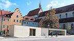 Das langgezogene 'Servicegebäude' am Schwanenplatz beherbergt neben den Toiletten auch überdachte Sitzplätze für Buspassagiere und einen Technikraum. Das langgezogene 'Servicegebäude' am Schwanenplatz beherbergt neben den Toiletten auch überdachte Sitzplätze für Buspassagiere und einen Technikraum.