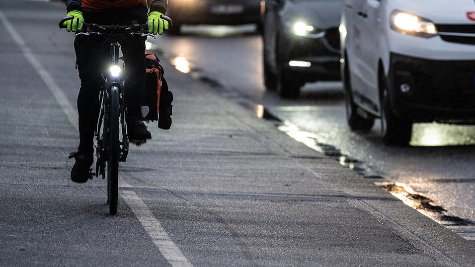 Wer bei eisigem Regen unterwegs ist, muss aufpassen, nicht auszurutschen. Der Deutsche Wetterdienst empfiehlt, bei diesem Wetter zu Hause zu bleiben.
