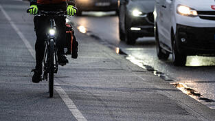 Wer bei eisigem Regen unterwegs ist, muss aufpassen, nicht auszurutschen. Der Deutsche Wetterdienst empfiehlt, bei diesem Wetter zu Hause zu bleiben.