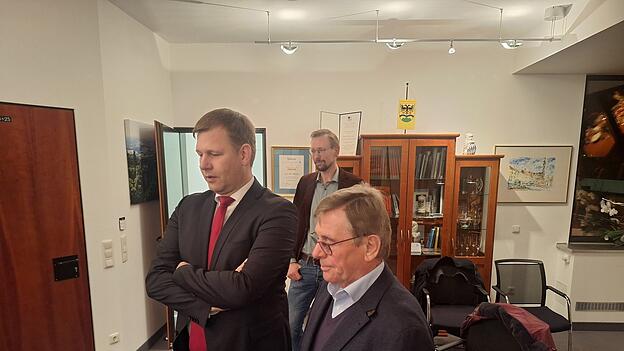 Mit gebannten Blicken vor dem Fernseher: (v. l.) MdB Thomas Erndl, Gr&uuml;nen-Direktkandidat Sebastian Damm und Ex-MdB Barthl Kalb.