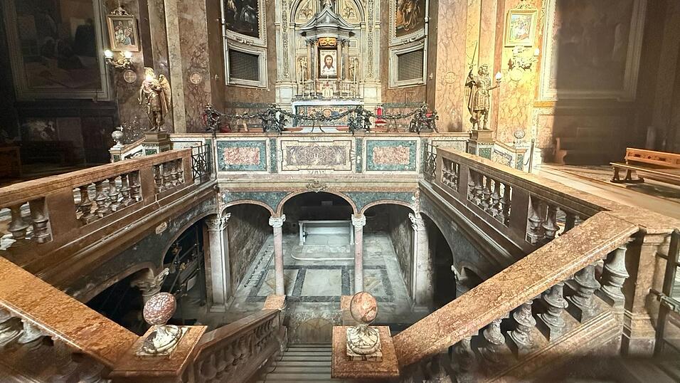 Unter dem Altar liegen Reliquien des heilig gesprochenen Papstes Silvester I.. (Archivbild) Unter dem Altar liegen Reliquien des heilig gesprochenen Papstes Silvester I.. (Archivbild)