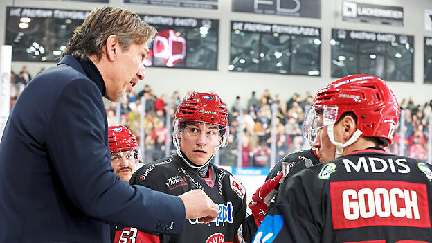 Etwas Entspannung: Beim wichtigen Match in D&uuml;sseldorf kann EVL-Coach Uwe Krupp (li.) neben den Dauerbrennern Wade Bergman (2.v.l.) und Trevor Gooch (re.) unter anderem auch wieder auf David Rundqvist (3.v.l.) z&auml;hlen, der ins Aufgebot zur&uuml;ckkehrt.