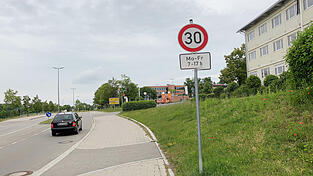 Tempo-30 nur an Schultagen, anstatt wie bisher werktags von 7 bis 17 Uhr, schlug Wolfgang Schöll auf der Bürgerversammlung für die Ebrantshauser Straße auf Höhe des Schulcampus vor. Bürgermeister Helmut Fichtner sicherte zu, dies vom städtischen Bauamt prüfen zu lassen. Tempo-30 nur an Schultagen, anstatt wie bisher werktags von 7 bis 17 Uhr, schlug Wolfgang Schöll auf der Bürgerversammlung für die Ebrantshauser Straße auf Höhe des Schulcampus vor. Bürgermeister Helmut Fichtner sicherte zu, dies vom städtischen Bauamt prüfen zu lassen.