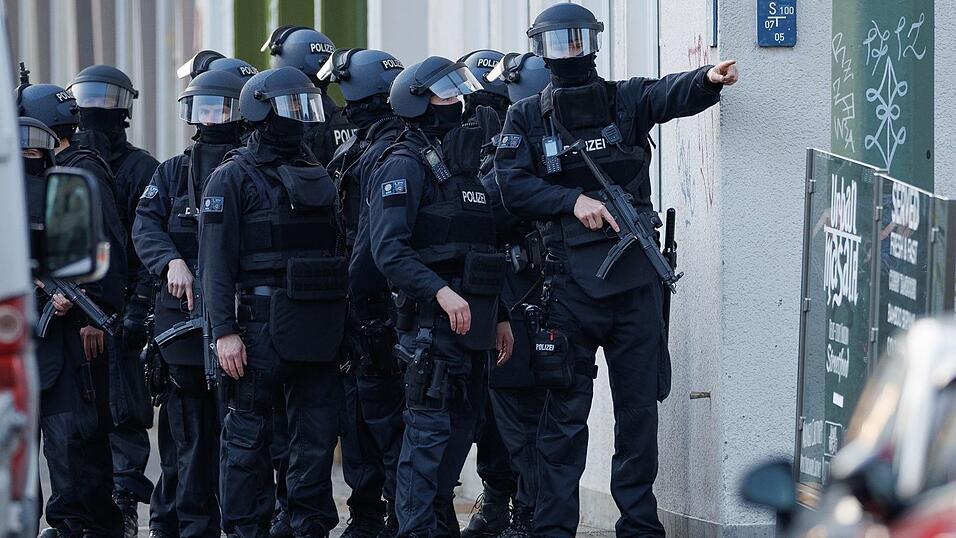 Auch schwer bewaffnete Einsatzkräfte waren an dem Großeinsatz beteiligt.