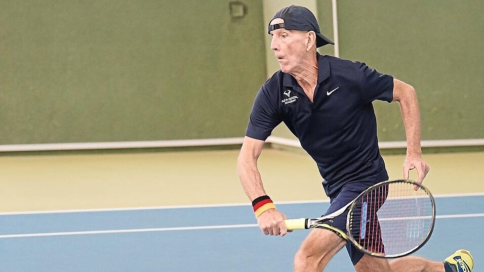 Seit er 27 Jahre alt ist, steht Peter Marklstorfer aus Rottenburg fast t&auml;glich auf dem Tennisplatz. Ob in seiner Heimatstadt, beim TC Weiss-Blau Landshut, bei der deutschen Meisterschaft in Essen im Februar (siehe Bild) - oder auch mal in S&uuml;dafrika oder Argentinien.