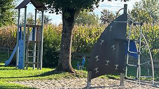 Am Klettergerüst am Spielplatz Ruckasing hat der Zahn der Zeit genagt. Nur eines von vielen Spielgeräten, die repariert oder erneuert werden müssen.