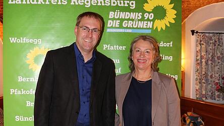 Merten Niebelschütz tritt für die Grünen als Landratskandidat an. Mit im Bild ist die Grünen-Landesvorsitzende Gisela Sengl.