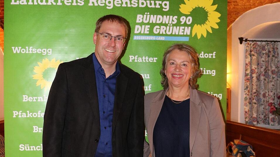 Merten Niebelschütz tritt für die Grünen als Landratskandidat an. Mit im Bild ist die Grünen-Landesvorsitzende Gisela Sengl.