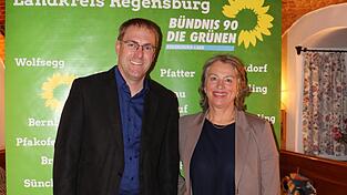 Merten Niebelschütz tritt für die Grünen als Landratskandidat an. Mit im Bild ist die Grünen-Landesvorsitzende Gisela Sengl.
