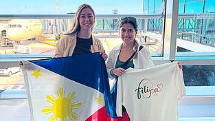 Startklar: Anna Hastreiter (links) und Veronika Zwicknagl mit der philippinischen Nationalflagge und einem T-Shirt mit dem neuen FiliPa-Logo am Donnerstag vor dem Abflug am Münchner Flughafen Startklar: Anna Hastreiter (links) und Veronika Zwicknagl mit der philippinischen Nationalflagge und einem T-Shirt mit dem neuen FiliPa-Logo am Donnerstag vor dem Abflug am Münchner Flughafen