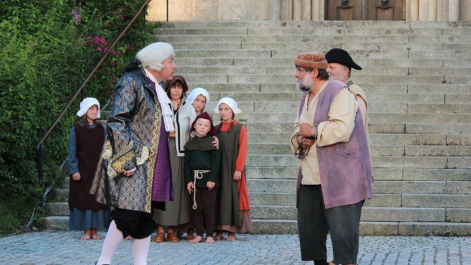 Ob der reiche Mann im 'Jedermann' (2010 und 2012) wohl Erbarmen mit der Mutter und ihren Hunger leidenden Kindern hat? Ob der reiche Mann im 'Jedermann' (2010 und 2012) wohl Erbarmen mit der Mutter und ihren Hunger leidenden Kindern hat?