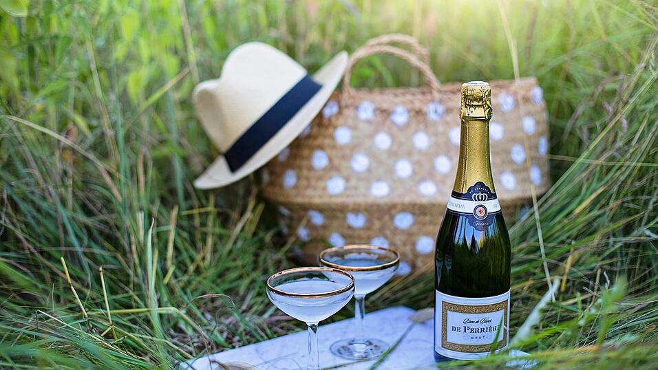 Es gibt auch eine lebensbejahende und romantische Version von Dark Academia: Light Academia. Es gibt auch eine lebensbejahende und romantische Version von Dark Academia: Light Academia.