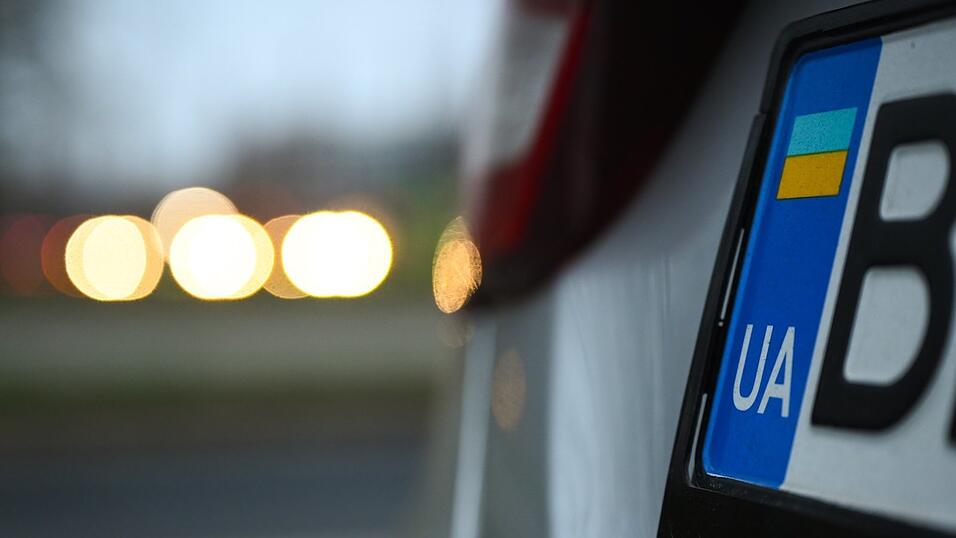 Sie gehören mittlerweile zum gewohnten Straßenbild: ukrainische Nummernschilder.