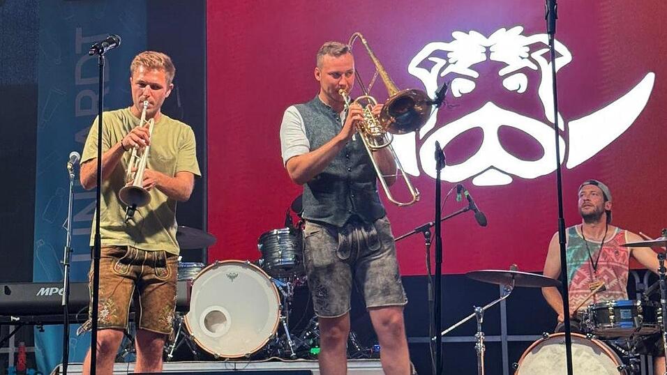 Spielen gemeinsam in der Band „Serious Six“: Mathias Plechinger (von links), Maximilian Nuss und Michael Steinberger, hier beim Bürgerfest in Viechtach im Juni dieses Jahres. Spielen gemeinsam in der Band „Serious Six“: Mathias Plechinger (von links), Maximilian Nuss und Michael Steinberger, hier beim Bürgerfest in Viechtach im Juni dieses Jahres.