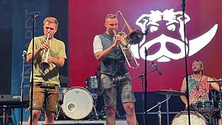 Spielen gemeinsam in der Band „Serious Six“: Mathias Plechinger (von links), Maximilian Nuss und Michael Steinberger, hier beim Bürgerfest in Viechtach im Juni dieses Jahres.