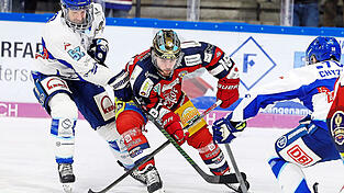 Der DSC-Mann mit dem goldenen Helm, Dylan Jackson, ging als viertbester Scorer der Liga ins erste Spiel der Donaustädter in Stuttgart nach der Deutschland-Cup-Pause. Der DSC-Mann mit dem goldenen Helm, Dylan Jackson, ging als viertbester Scorer der Liga ins erste Spiel der Donaustädter in Stuttgart nach der Deutschland-Cup-Pause.