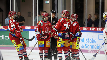 Im letzten Test gegen die RB Hockey Juniors aus Salzburg hat der Deggendorfer SC, wie hier im Bild, beim 6:3-Sieg mehrfach jubeln können. Das erhoffen sich die Spieler von Trainer Casey Fratkin auch gegen die Heilbronner Falken am Freitag zum Auftakt in die neue Oberliga-Saison. Im letzten Test gegen die RB Hockey Juniors aus Salzburg hat der Deggendorfer SC, wie hier im Bild, beim 6:3-Sieg mehrfach jubeln können. Das erhoffen sich die Spieler von Trainer Casey Fratkin auch gegen die Heilbronner Falken am Freitag zum Auftakt in die neue Oberliga-Saison.