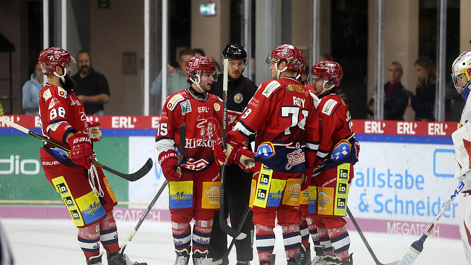 Im letzten Test gegen die RB Hockey Juniors aus Salzburg hat der Deggendorfer SC, wie hier im Bild, beim 6:3-Sieg mehrfach jubeln können. Das erhoffen sich die Spieler von Trainer Casey Fratkin auch gegen die Heilbronner Falken am Freitag zum Auftakt in die neue Oberliga-Saison. Im letzten Test gegen die RB Hockey Juniors aus Salzburg hat der Deggendorfer SC, wie hier im Bild, beim 6:3-Sieg mehrfach jubeln können. Das erhoffen sich die Spieler von Trainer Casey Fratkin auch gegen die Heilbronner Falken am Freitag zum Auftakt in die neue Oberliga-Saison.
