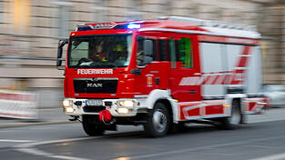 Mehrere Feuerwehren waren im Einsatz, um den Brand zu löschen. Symbolbild