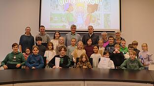 Einige der jungen mit Preisen bedachten Teilnehmer zusammen mit (hinten v. r.) Gertie Reiter und Irene Bauer vom Moosburger „Geht doch!“-Organisationsteam, Bürgermeister Josef Dollinger, Mobilitätsreferent Michael Stanglmaier sowie (v. l.) Klimaschutzmanagerin Melanie Falkenstein und DAV-Ortsvorsitzendem Torsten Koch. Einige der jungen mit Preisen bedachten Teilnehmer zusammen mit (hinten v. r.) Gertie Reiter und Irene Bauer vom Moosburger „Geht doch!“-Organisationsteam, Bürgermeister Josef Dollinger, Mobilitätsreferent Michael Stanglmaier sowie (v. l.) Klimaschutzmanagerin Melanie Falkenstein und DAV-Ortsvorsitzendem Torsten Koch.