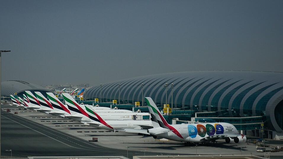 Emirates-Flugzeuge werden nach der Schlie&szlig;ung des Dubai International Airport geparkt.