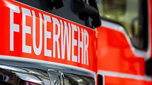 Ein Feuer im Erdgeschoss eines Mehrfamilienhauses in Bad T&ouml;lz f&uuml;hrte zu Verletzten. (Symbolbild)