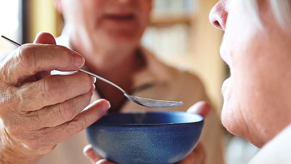 Die Ausgestaltung des heuer in Kraft getretenen Pflegeberufegesetzes bringt als Nebeneffekt mit sich, dass Pflegebed&uuml;rftige einen Aufschlag auf ihre Heimkosten bezahlen m&uuml;ssen.