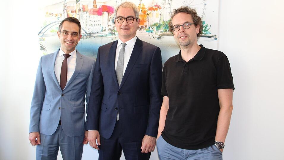 Dr. Benedikt Schreindorfer (l.) begr&uuml;&szlig;t seinen neuen Kollegen Andreas Bosch (Mitte) und muss sich zugleich von Johannes Bolkart verabschieden, der vor&uuml;bergehend komplett aus dem Notariatsdienst aussteigt.