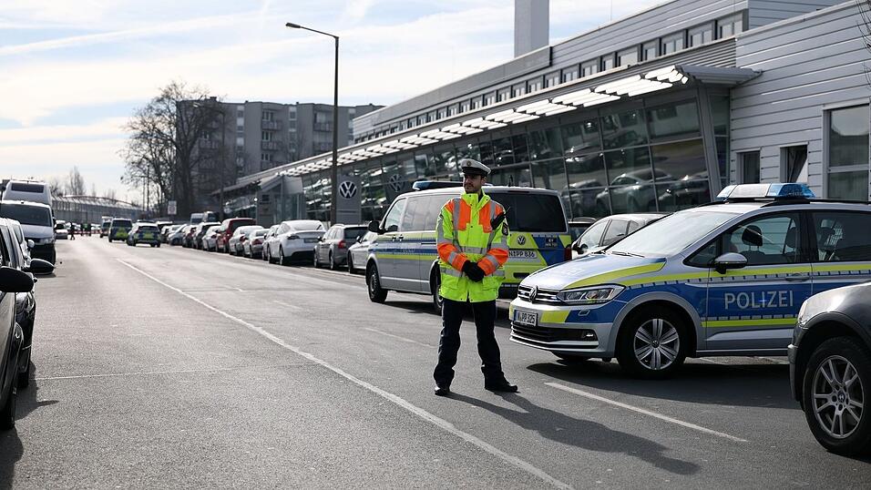Polizisten sicherten nach dem Einsatz den Ort des Geschehens ab.