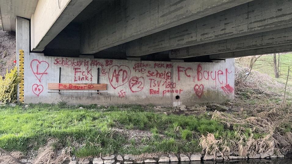 Verfassungswidrige Symbole sind auf dem Br&uuml;ckenpfeiler zu sehen.