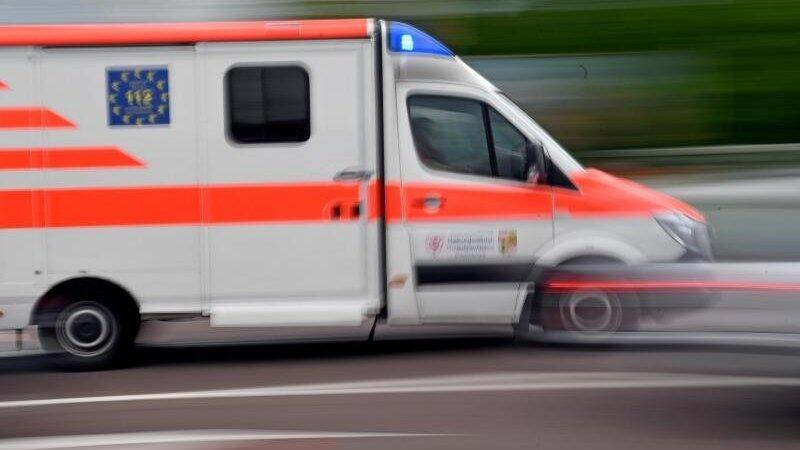 Der Mann wurde am Oberschenkel schwer verletzt und in ein Krankenhaus geflogen. (Symbolbild) Der Mann wurde am Oberschenkel schwer verletzt und in ein Krankenhaus geflogen. (Symbolbild)