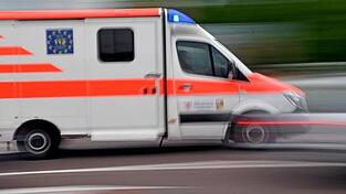 Der Mann wurde am Oberschenkel schwer verletzt und in ein Krankenhaus geflogen. (Symbolbild)
