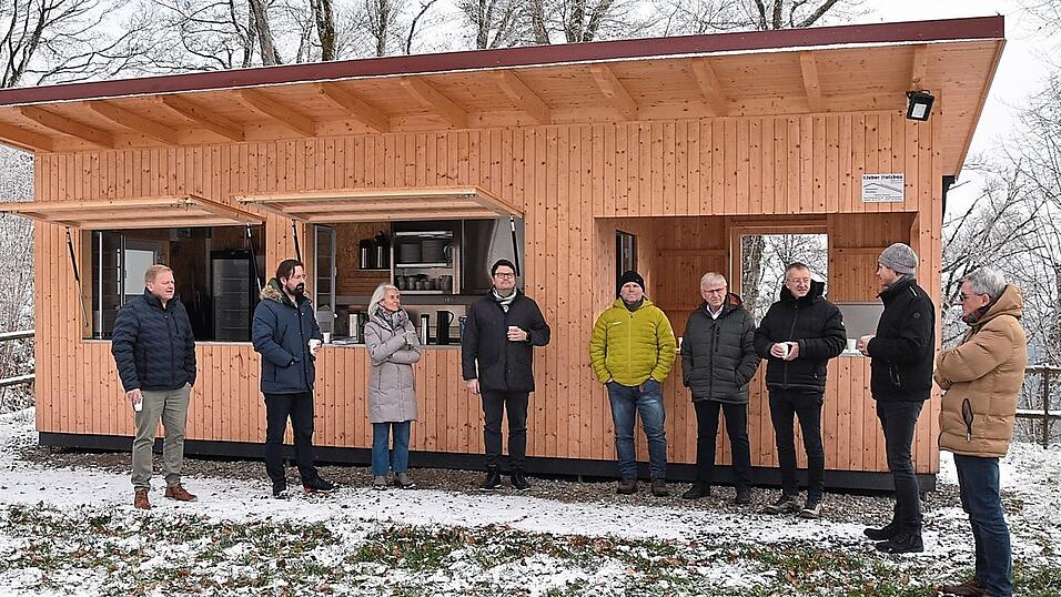 Die Verkaufshütte des Schwarzwihrbergvereins ist Treffpunkt der Abschlussveranstaltung zum Regionalbudget 2025 mit den beteiligten Kommunen und Projektträgern.