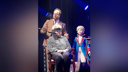 &Uuml;ber einen &uuml;berw&auml;ltigenden Applaus aus dem 600-k&ouml;pfigen Publikum freute sich Zauberer Max Schneider als deutscher Teilnehmer der europ&auml;ischen Meisterschaft der Mentalzauberer in Frankreich.