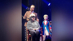 &Uuml;ber einen &uuml;berw&auml;ltigenden Applaus aus dem 600-k&ouml;pfigen Publikum freute sich Zauberer Max Schneider als deutscher Teilnehmer der europ&auml;ischen Meisterschaft der Mentalzauberer in Frankreich.