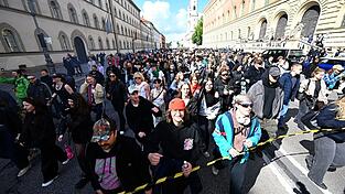 Eine f&uuml;nfstellige Zahl von Menschen demonstriert bei der M&uuml;nchner &laquo;Krachparade&raquo; gegen die hohen Mieten und f&uuml;r eine lebendige Kulturszene - inklusive lauter Feiern.