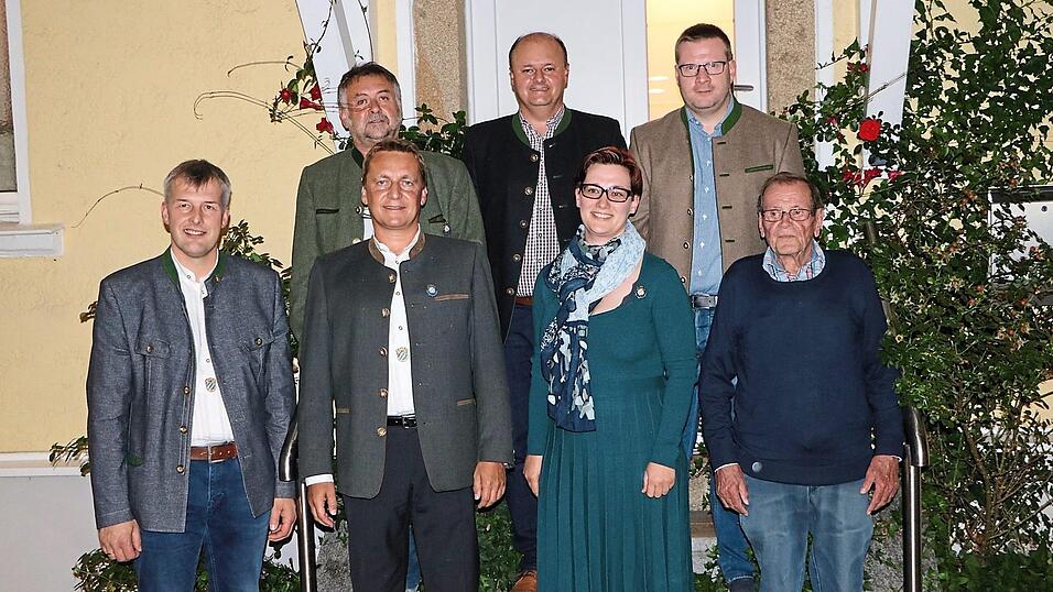 Nach erfolgreicher Neuwahl dieser F&uuml;hrungsmannschaft ist der K&ouml;nig-Ludwig-Verein Bad K&ouml;tzting f&uuml;r zwei weitere Vereinsjahre ger&uuml;stet. Heinz M&uuml;hlbauer (re.) und Marion Sch&ouml;tz bekamen bei der Jahreshauptversammlung die goldene Vereinsnadel und eine Urkunde.